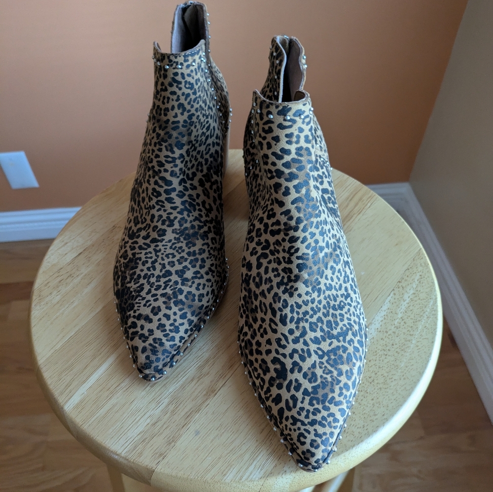 NEW DOLCE VITA Women's shoes size 9 Leather / Leopard print/studded detail